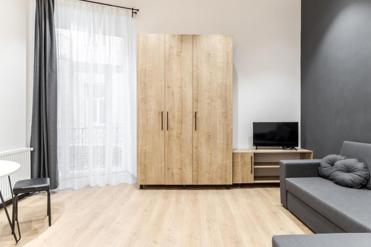 Modern Apartment In The Old City Львів Екстер'єр фото