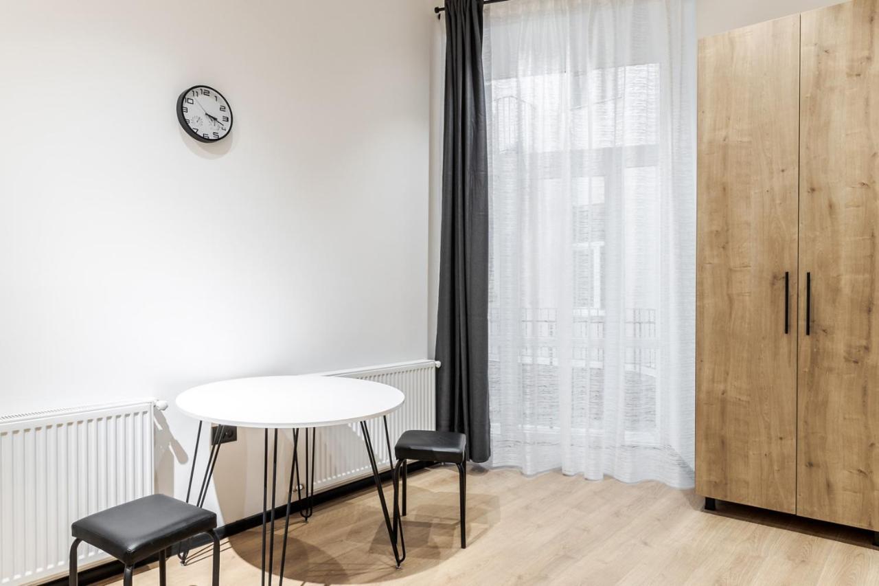 Modern Apartment In The Old City Львів Екстер'єр фото
