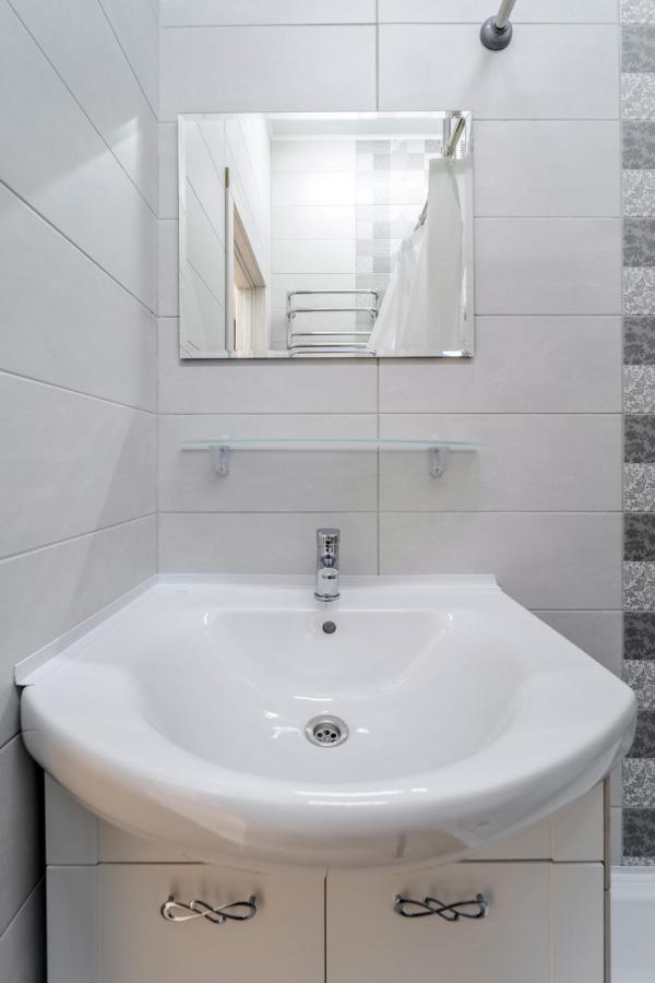 Modern Apartment In The Old City Львів Екстер'єр фото