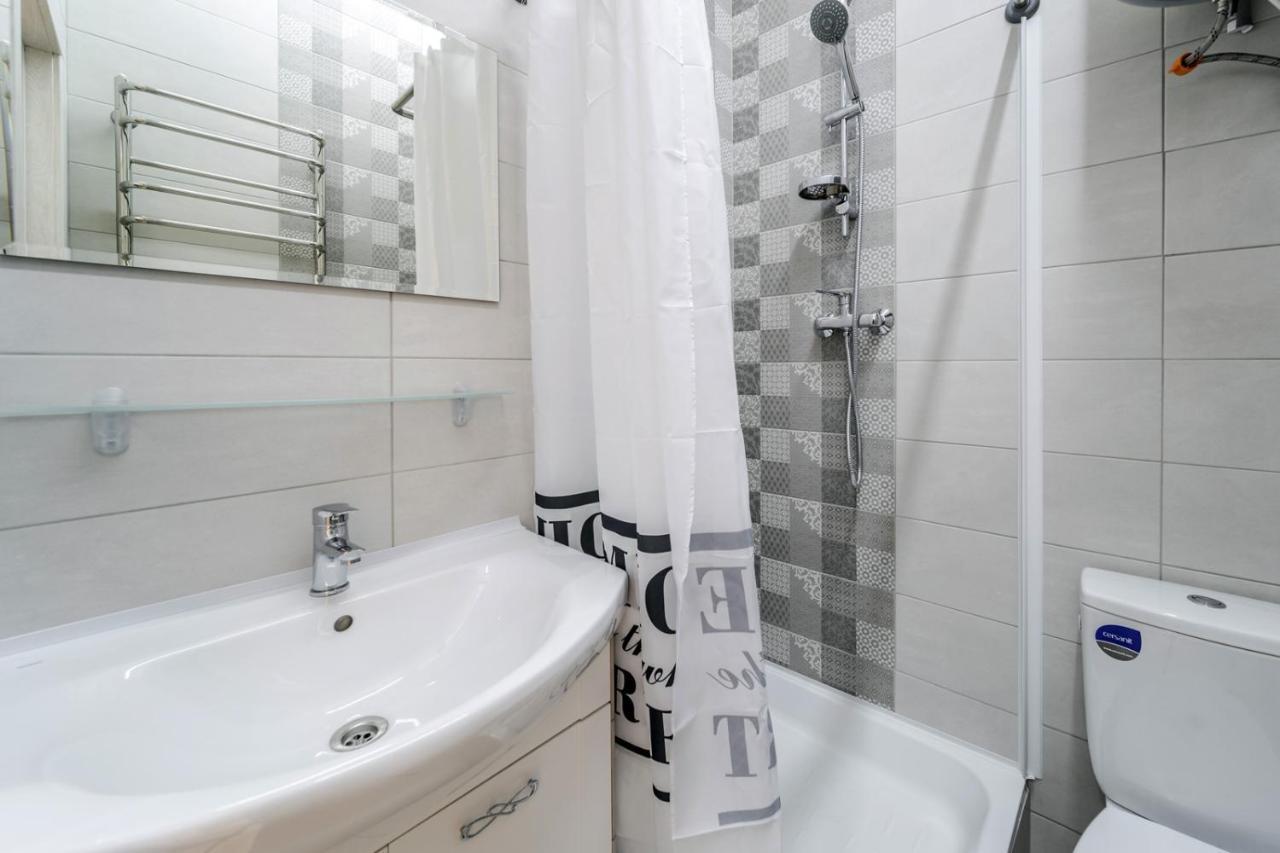 Modern Apartment In The Old City Львів Екстер'єр фото