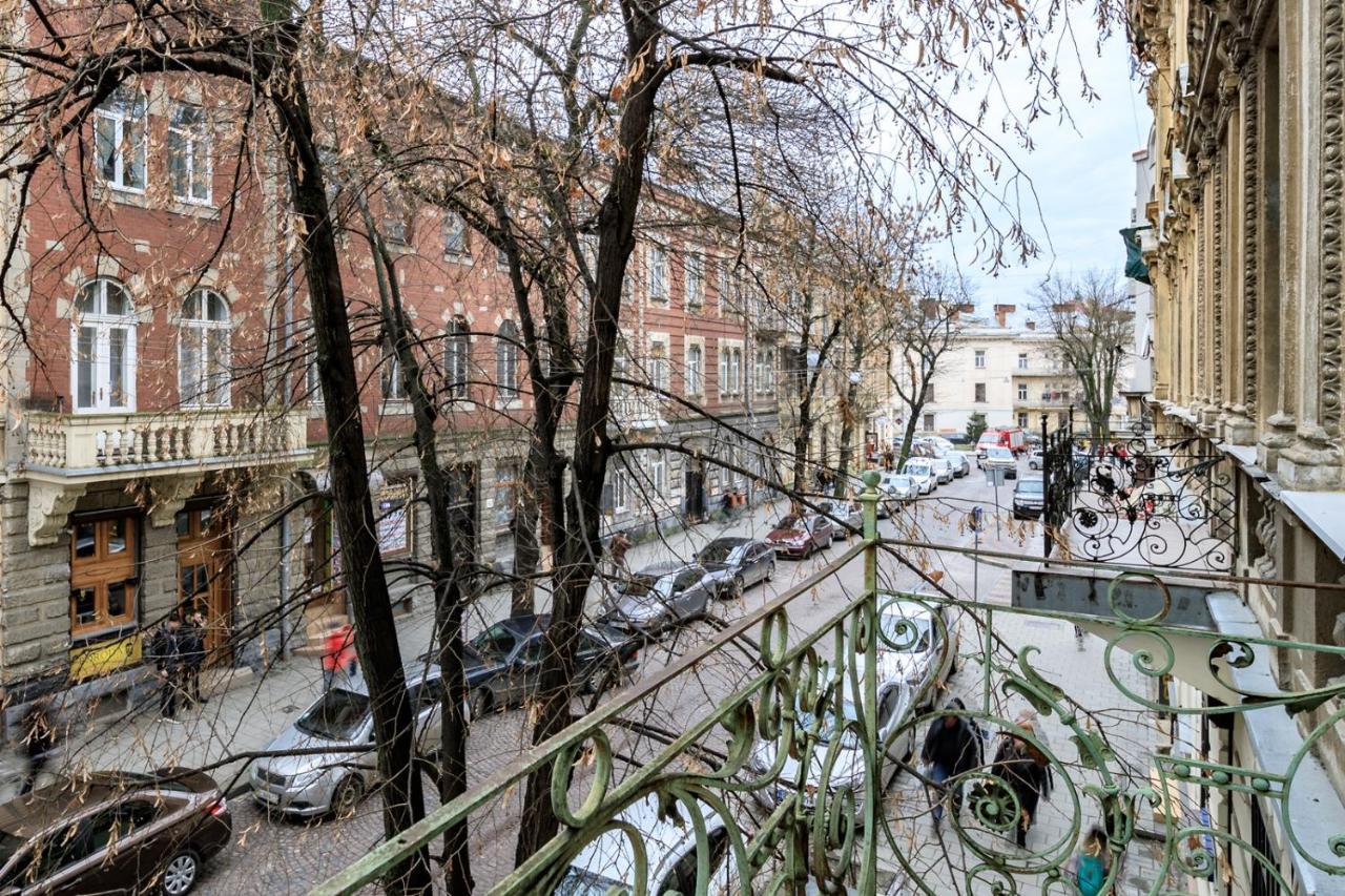Modern Apartment In The Old City Львів Екстер'єр фото