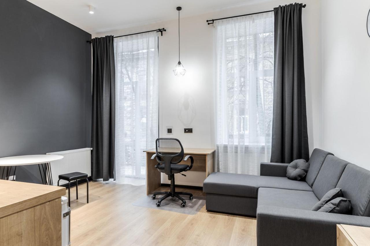 Modern Apartment In The Old City Львів Екстер'єр фото