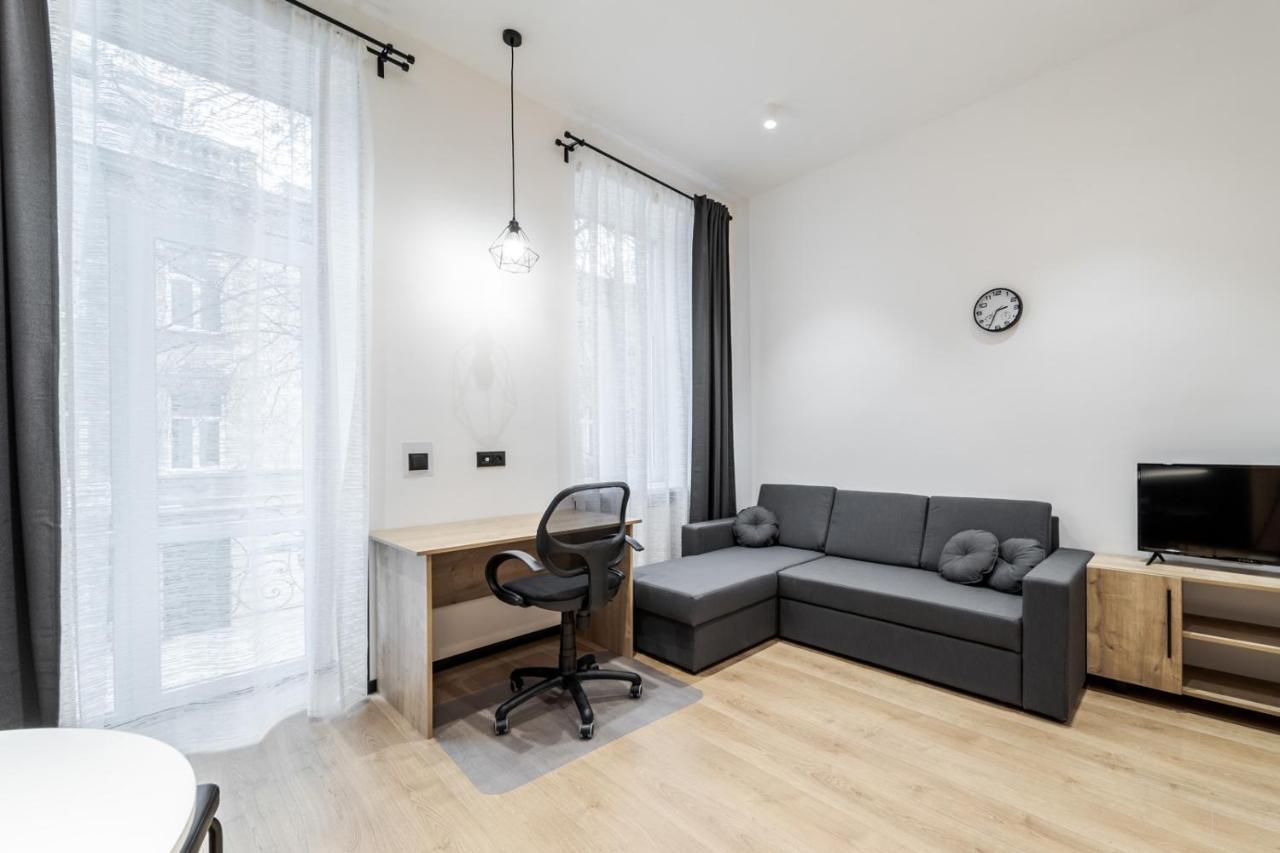 Modern Apartment In The Old City Львів Екстер'єр фото